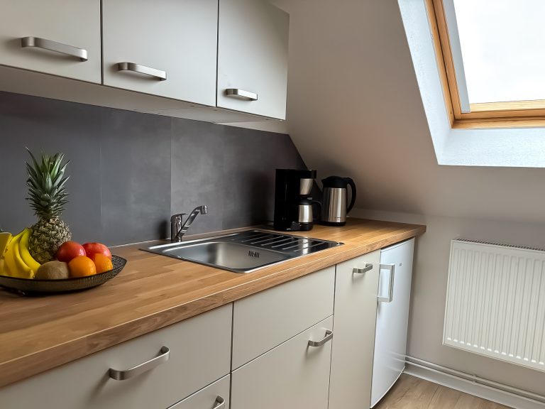 Küche Küche in der Ferienwohnung Juliane. Kühlschrank, Spüle, Kaffeemaschine und Wasserkocher.